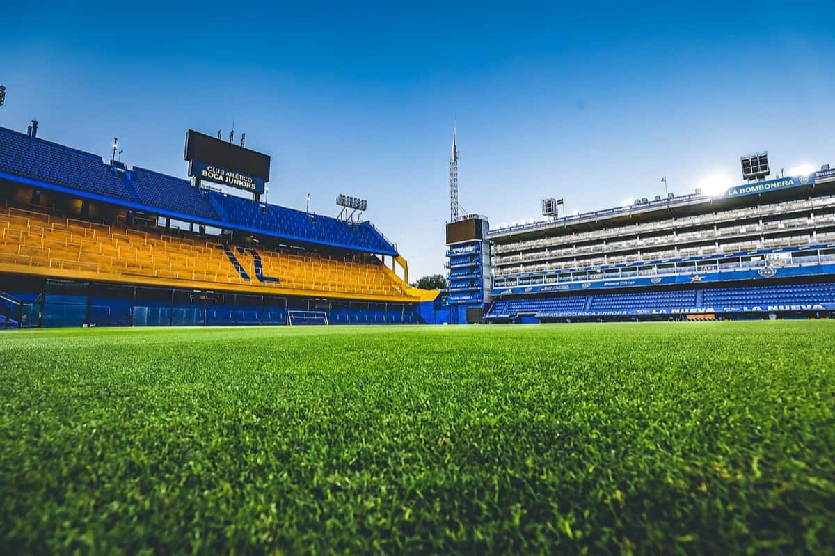 Las tribunas azules y amarillas de La Bombonera vistas a ras del césped en un día despejado; foto de archivo de 2022 (foto: Ministerio de Cultura de la Nación, Wikimedia Commons, licencia CC BY-SA 2.0)