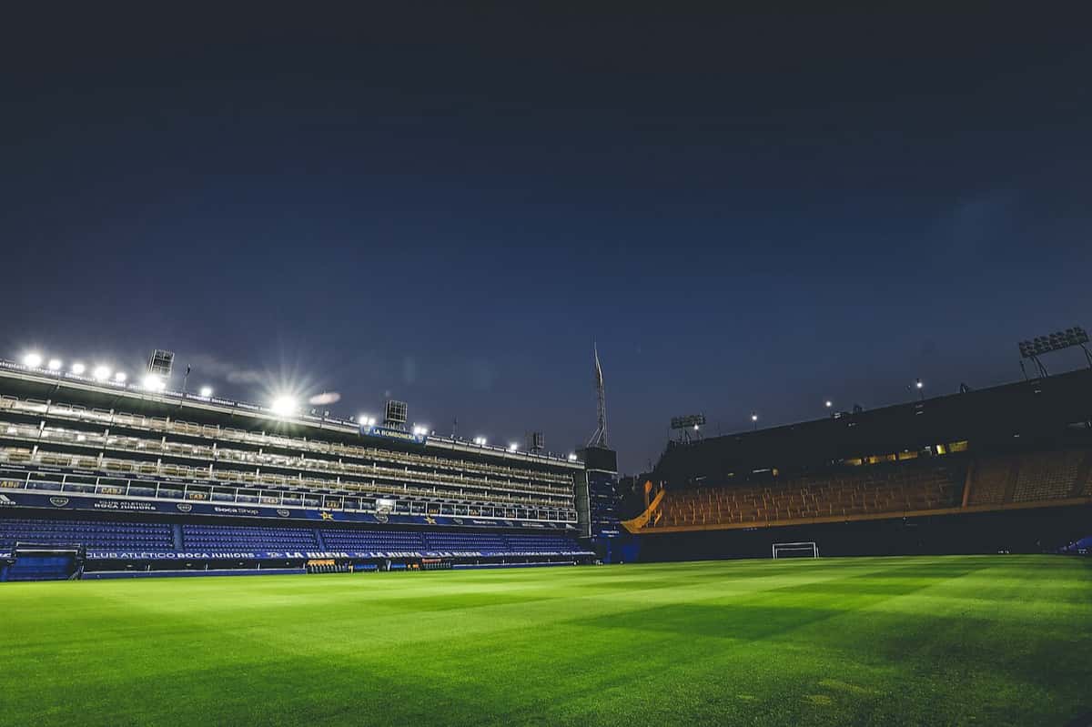 El campo de juego de La Bombonera de noche, con las luces encendidas sobre los palcos y las tribunas vacías; foto de archivo de 2022 (foto: Ministerio de Cultura de la Nación, Wikimedia Commons, licencia CC BY-SA 2.0)