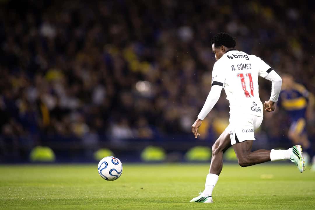 Andrés Gómez, con la camiseta blanca número 11 de Vasco da Gama, conduce la pelota en La Bombonera durante la ida de la semifinal de la Copa Sudamericana con Boca (foto: Matheus Lima/Vasco)
