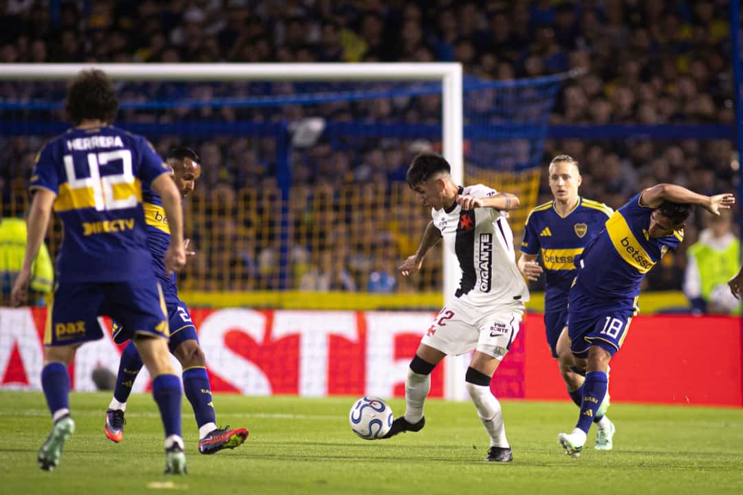 Facundo Herrera, con el número 42 de Boca, y otros jugadores del Xeneize presionan a un volante de Vasco da Gama frente al arco en La Bombonera, durante la ida de la semifinal de la Copa Sudamericana (foto: Matheus Lima/Vasco)