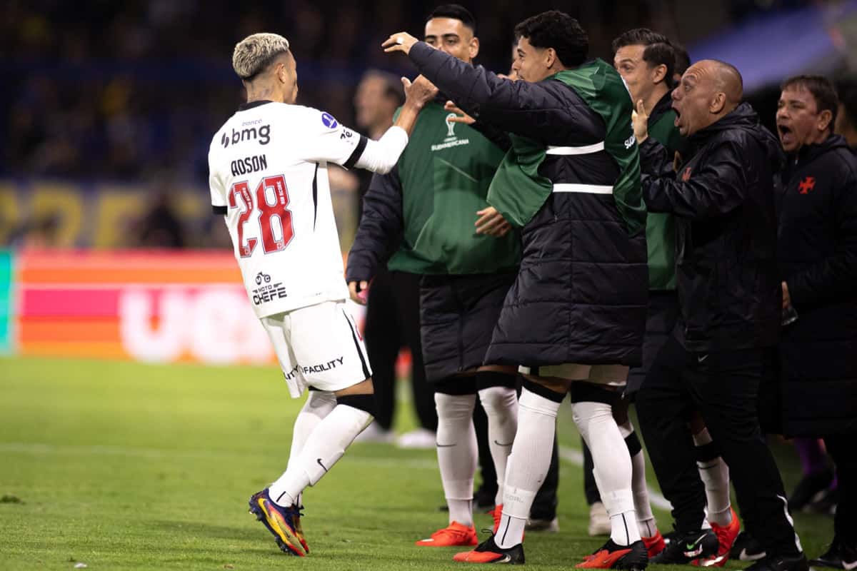 Adson, con la camiseta blanca número 28 de Vasco da Gama, festeja con el banco de suplentes y el cuerpo técnico al costado de la cancha de La Bombonera durante la ida de la semifinal con Boca (foto: Matheus Lima/Vasco)