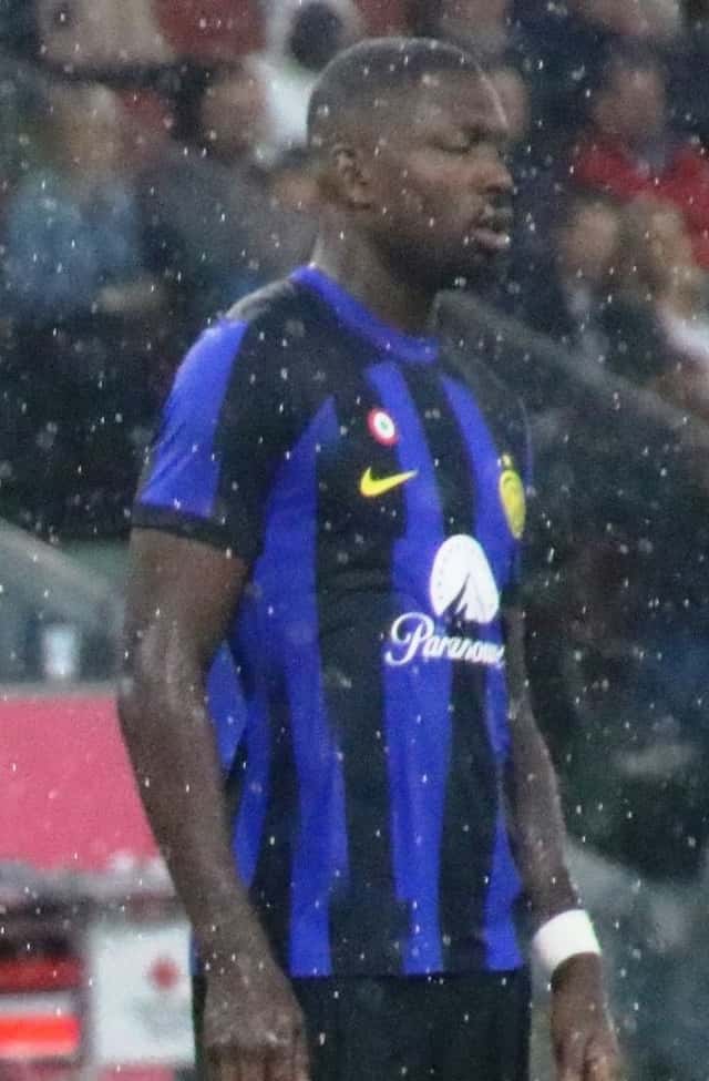 Marcus Thuram con la camiseta azul y negra del Inter, bajo la lluvia, en agosto de 2023; foto de archivo (foto: Werner100359, Wikimedia Commons, licencia CC BY-SA 4.0)