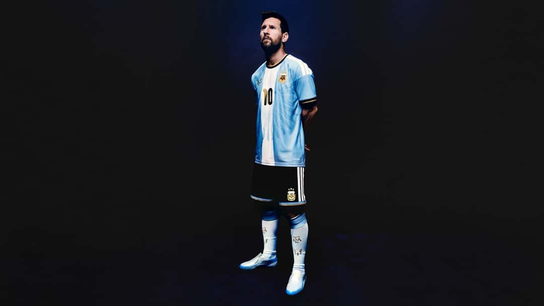 Lionel Messi posa con el equipo completo de la despedida: camiseta celeste y blanca con el 10 dorado, short negro y medias blancas con el escudo de la AFA (foto oficial de adidas)