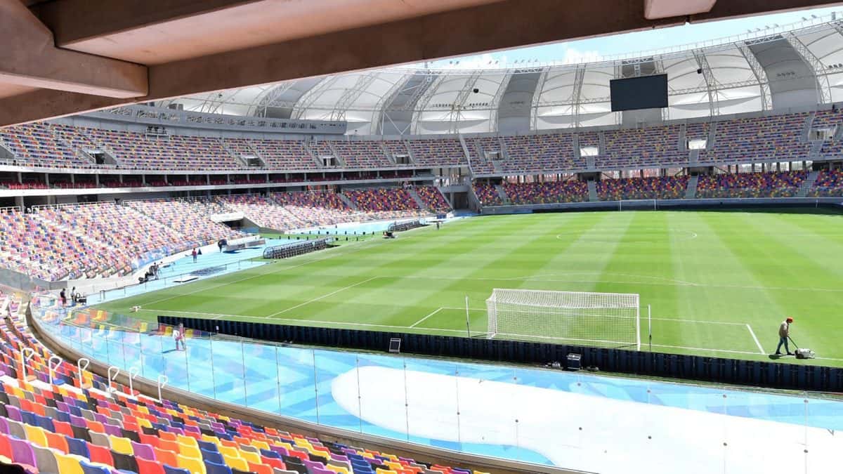 El interior del estadio Único Madre de Ciudades, de Santiago del Estero, con sus butacas de colores, el techo blanco y la cancha de césped, visto desde un palco; foto de archivo de enero de 2023 (foto: NatiSantii02, Wikimedia Commons, licencia CC BY-SA 4.0)