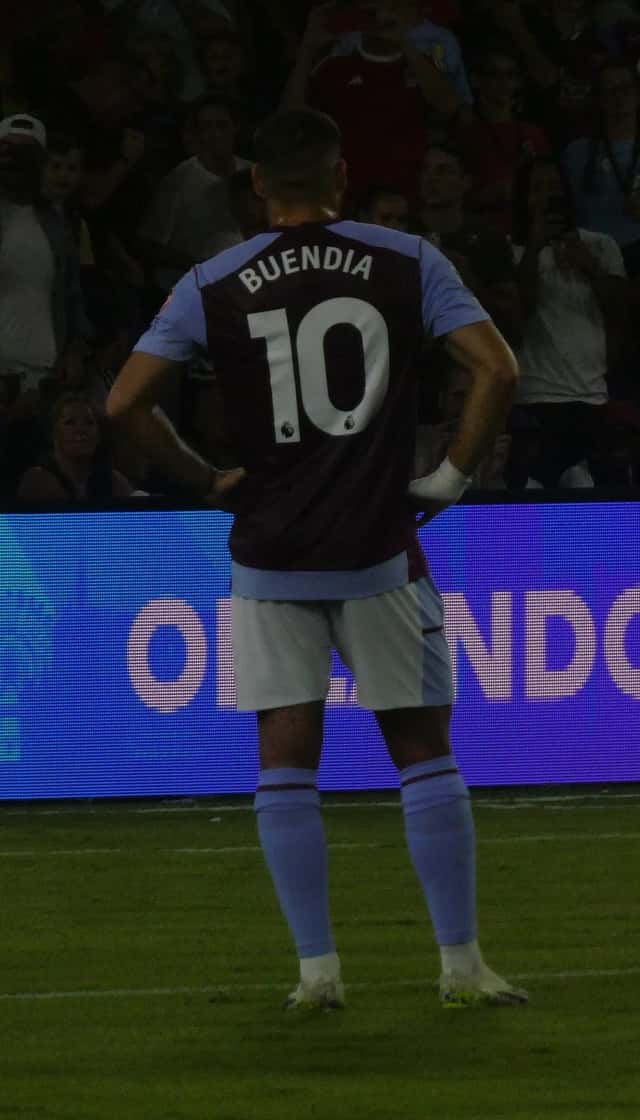 Emiliano Buendía, de espaldas con la camiseta bordó y celeste del Aston Villa y el número 10, con las manos en la cintura durante un partido; foto de archivo de julio de 2023 (foto: Kenny Rowland, Wikimedia Commons, licencia CC BY-SA 4.0)