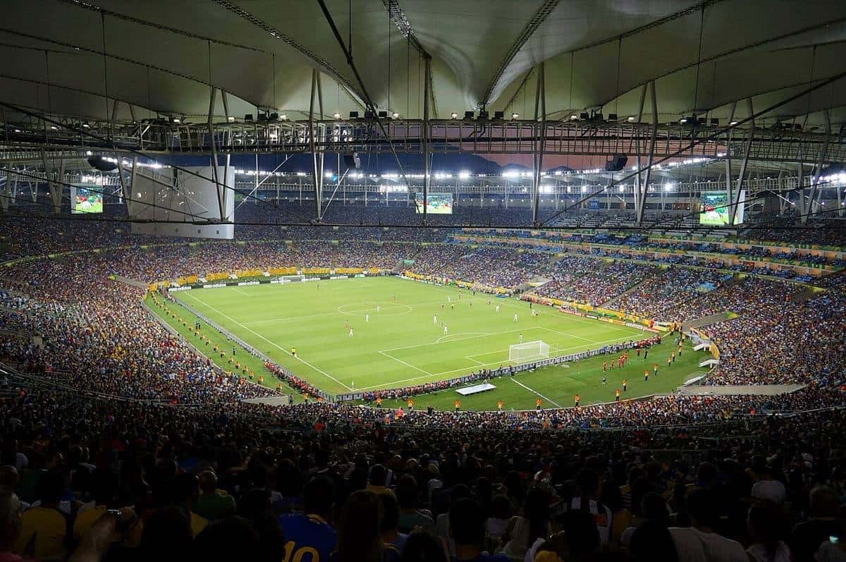 El estadio Maracanã, donde Fluminense es local, iluminado de noche y con las tribunas llenas durante un partido; foto de archivo de 2013 (foto: Leandro Neumann Ciuffo, Wikimedia Commons, licencia CC BY 2.0)
