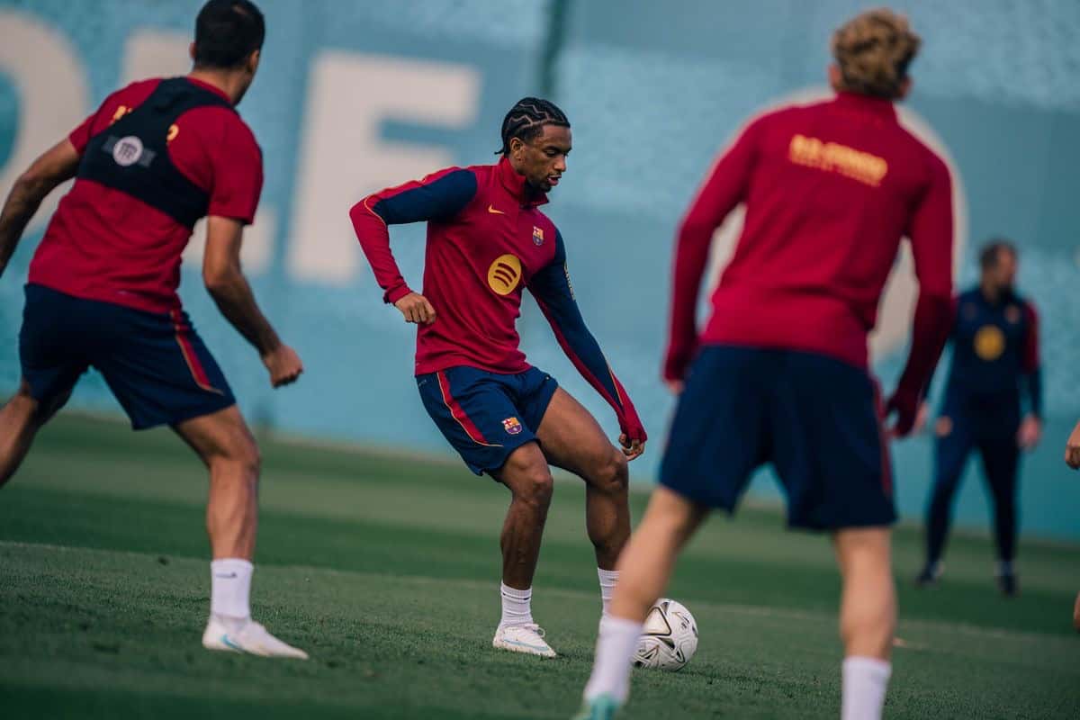 Jugadores del Barcelona, con ropa de entrenamiento roja y azul, se disputan la pelota en la Ciutat Esportiva Joan Gamper durante la práctica del viernes 23 de octubre (foto: FC Barcelona)