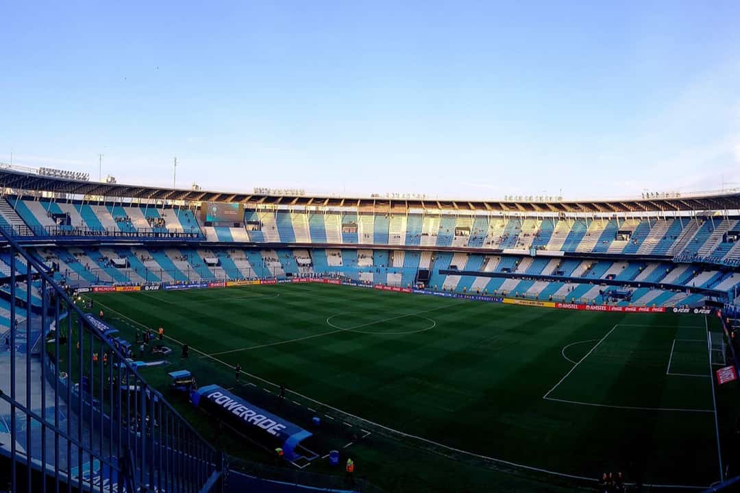 Vista del estadio Presidente Perón, el Cilindro de Avellaneda, con sus tribunas celestes y blancas y el campo de juego antes de un partido de la Sudamericana; foto de archivo de octubre de 2024 (foto: AlsinayColon, Wikimedia Commons, licencia CC BY-SA 2.0)