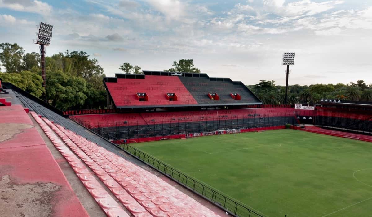Vista del estadio Marcelo Bielsa, de Newell's, con las butacas rojas y negras de una de sus tribunas y el campo de juego vacío; foto de archivo de abril de 2017 (foto: PitchdGroundhopping, Wikimedia Commons, licencia CC BY-SA 4.0)