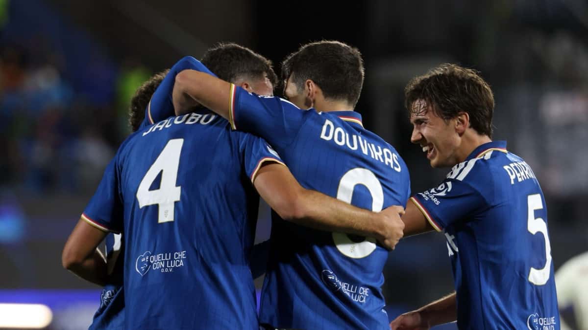 Tasos Douvikas, con la camiseta azul del Como, se abraza con sus compañeros, entre ellos Máximo Perrone, el número 5, para festejar un gol; foto de archivo de octubre de 2026 (foto: prensa Como 1907)