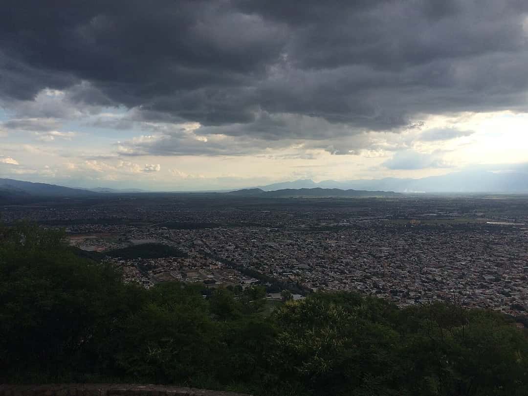 Vista panorámica de la ciudad de Salta desde el cerro San Bernardo, con nubes de tormenta sobre el valle; foto de archivo de 2018 (foto: Luciajimena1990, Wikimedia Commons, licencia CC BY-SA 4.0)