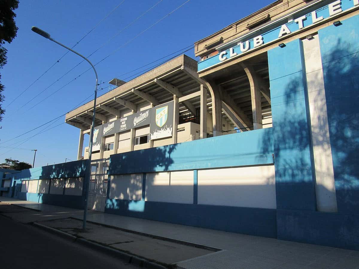 La fachada del estadio Monumental José Fierro, de Atlético Tucumán, pintada de celeste y blanco, con el nombre del club en lo alto de la tribuna; foto de archivo de 2023 (foto: Jmmuguerza, Wikimedia Commons, licencia CC BY-SA 4.0)