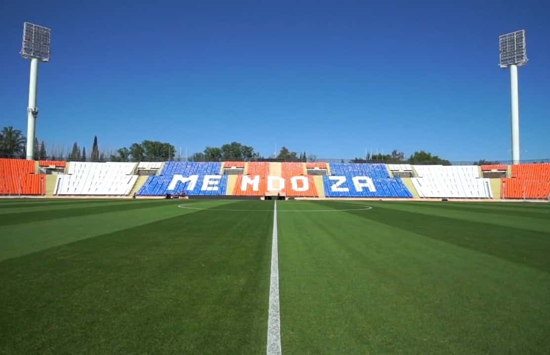 El campo de juego del estadio Malvinas Argentinas de Mendoza, con la palabra «Mendoza» escrita en las butacas de la tribuna; foto de archivo de 2018 (foto: Selección Nacional de México, Wikimedia Commons, licencia CC BY 3.0)