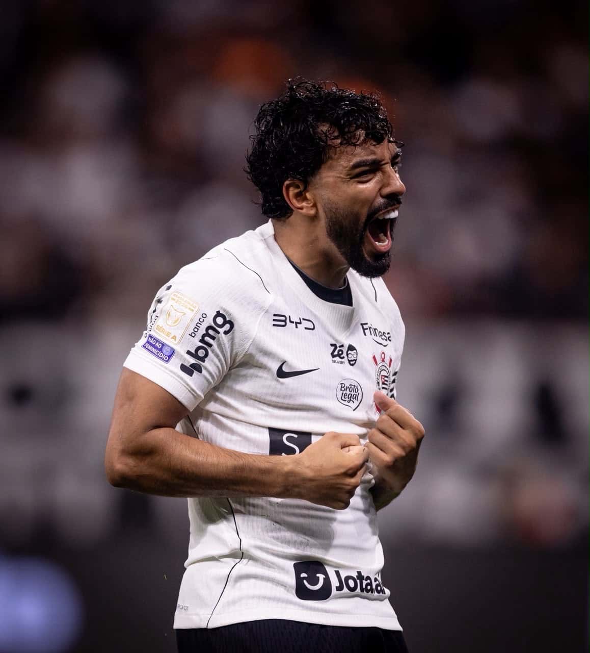 Un jugador de Corinthians, con la camiseta blanca, grita con los puños apretados para festejar en la Neo Química Arena, el viernes 30 de octubre (foto: Rodrigo Coca, Agência Corinthians)