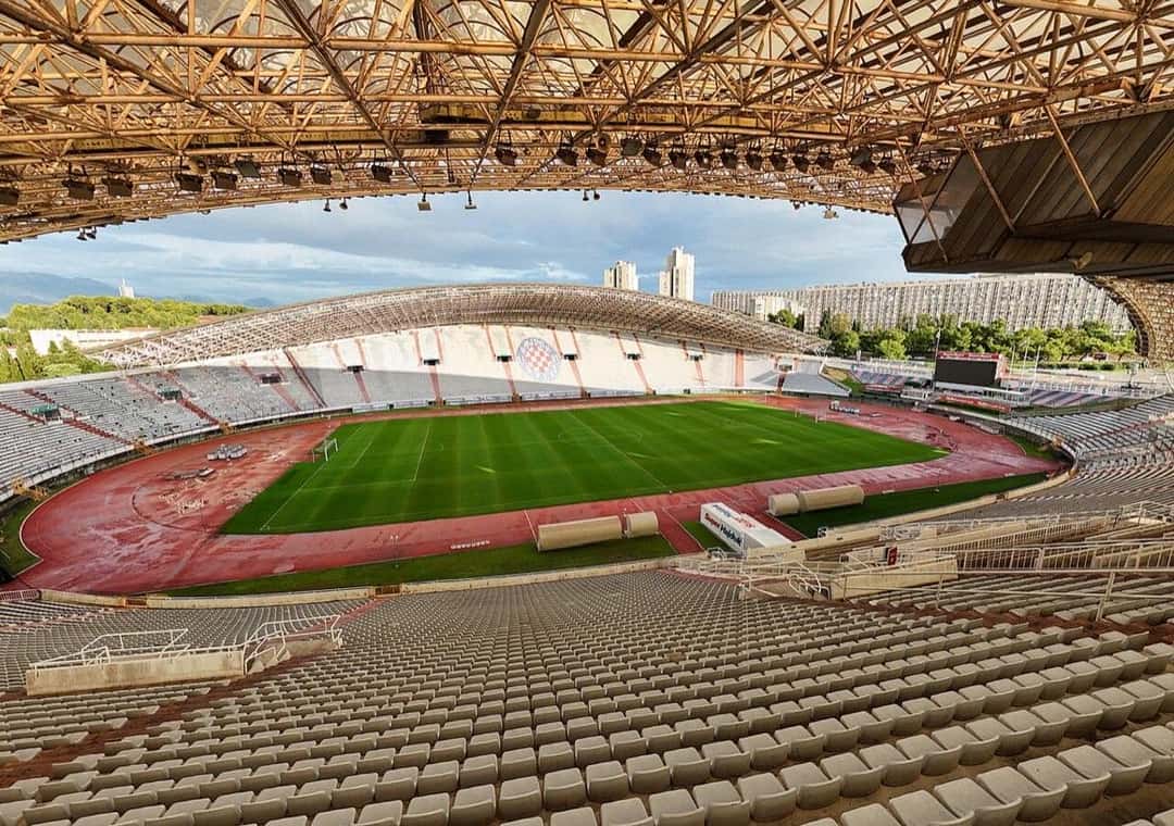 Las tribunas y la cancha del Stadion Poljud de Split vistas desde lo alto, bajo la estructura metálica del techo; foto de archivo de septiembre de 2024 (foto: Quintin Soloviev, Wikimedia Commons, licencia CC BY 4.0)