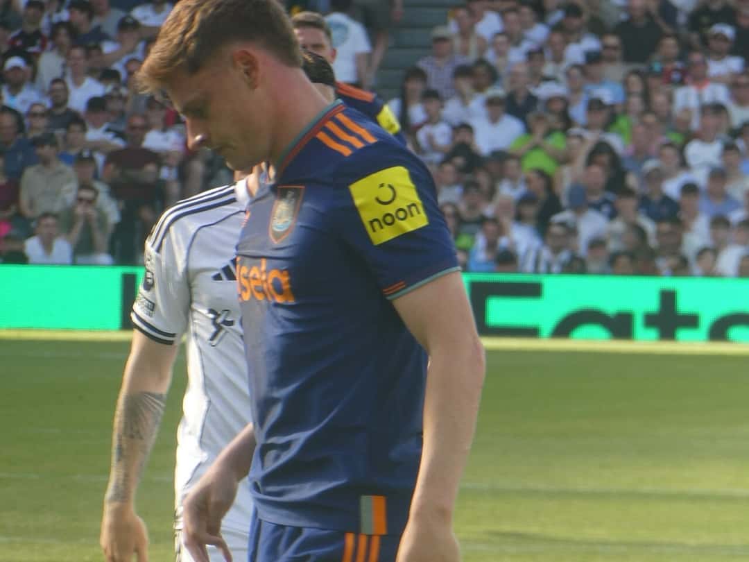 Harvey Barnes, con la camiseta azul de visitante del Newcastle, camina por la cancha durante un partido de la Premier League; foto de archivo de mayo de 2026 (foto: Timmy96, Wikimedia Commons, dominio público, CC0)