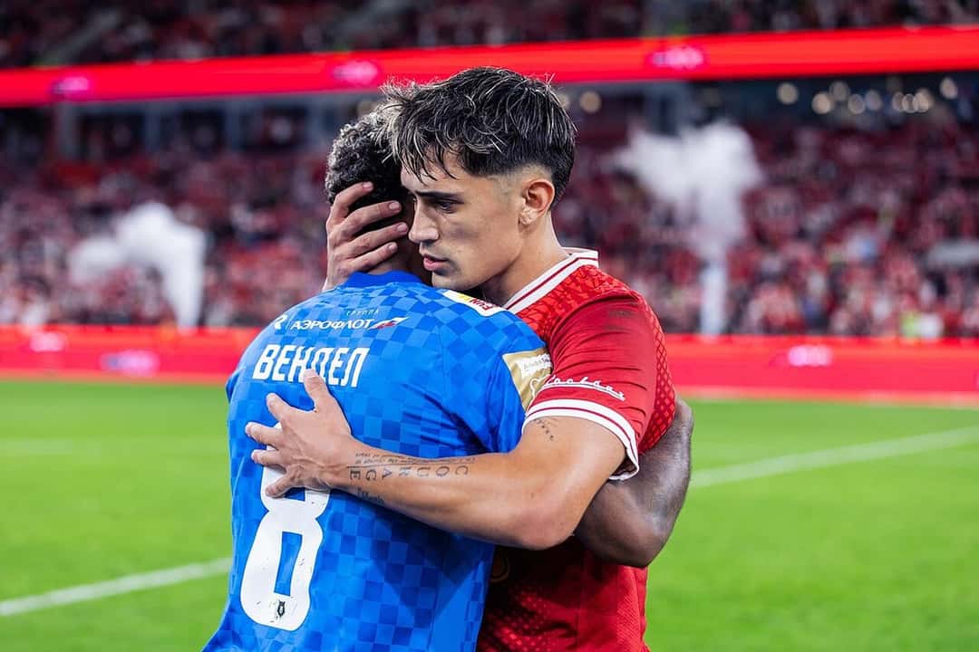 Un jugador del Spartak de Moscú, con la camiseta roja, abraza a Wendel, del Zenit, antes de un partido en el estadio del Spartak; foto de archivo de agosto de 2026 (foto: Vyacheslav Evdokimov, Wikimedia Commons, licencia CC BY-SA 3.0)