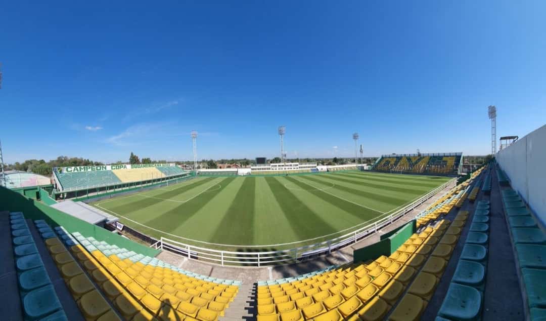 Vista panorámica del estadio Norberto Tito Tomaghello, la cancha de Defensa y Justicia en Florencio Varela, con sus tribunas verdes y amarillas