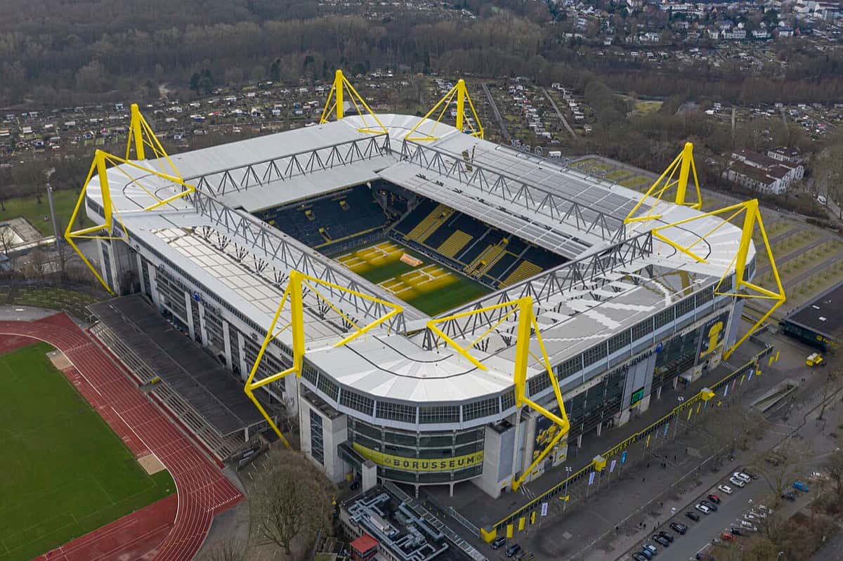 Vista aérea del Signal Iduna Park, el estadio del Borussia Dortmund, con sus torres amarillas y el techo sobre las tribunas; foto de archivo (foto: Arne Müseler, Wikimedia Commons, licencia CC BY-SA 3.0 DE)