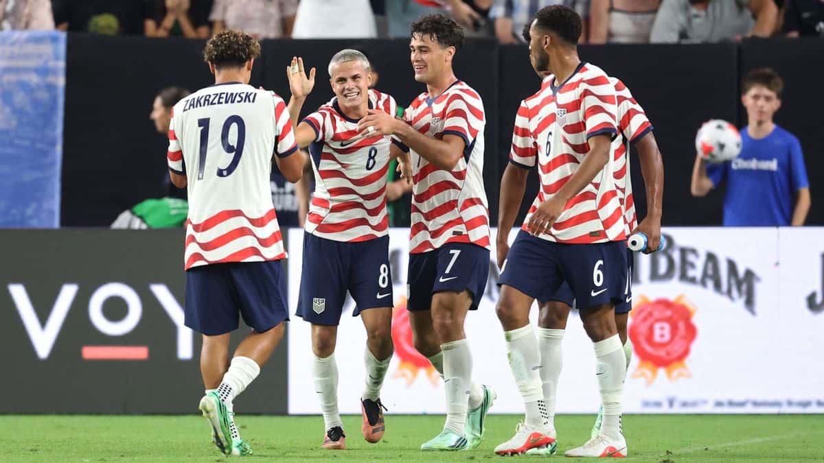 Cavan Sullivan, con la camiseta 8 de Estados Unidos, festeja con sus compañeros durante el triunfo ante México en el State Farm Stadium