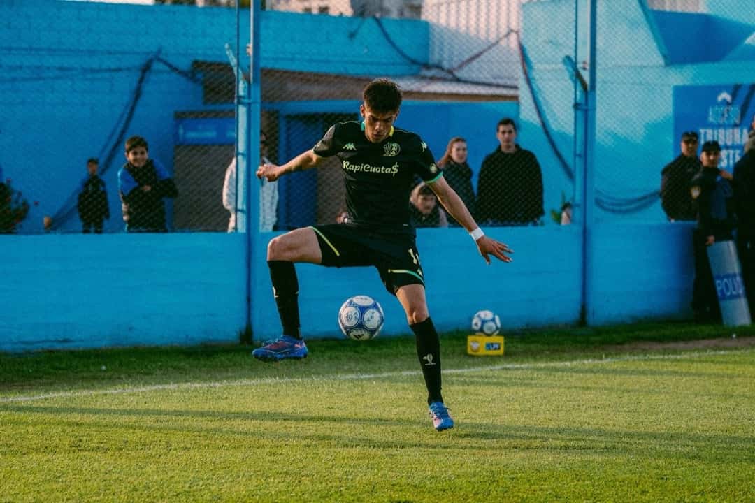 Un jugador de Aldosivi, de camiseta oscura, controla la pelota junto a la línea lateral en el estadio Ciudad de Río Cuarto (foto: Liga Profesional de Fútbol)