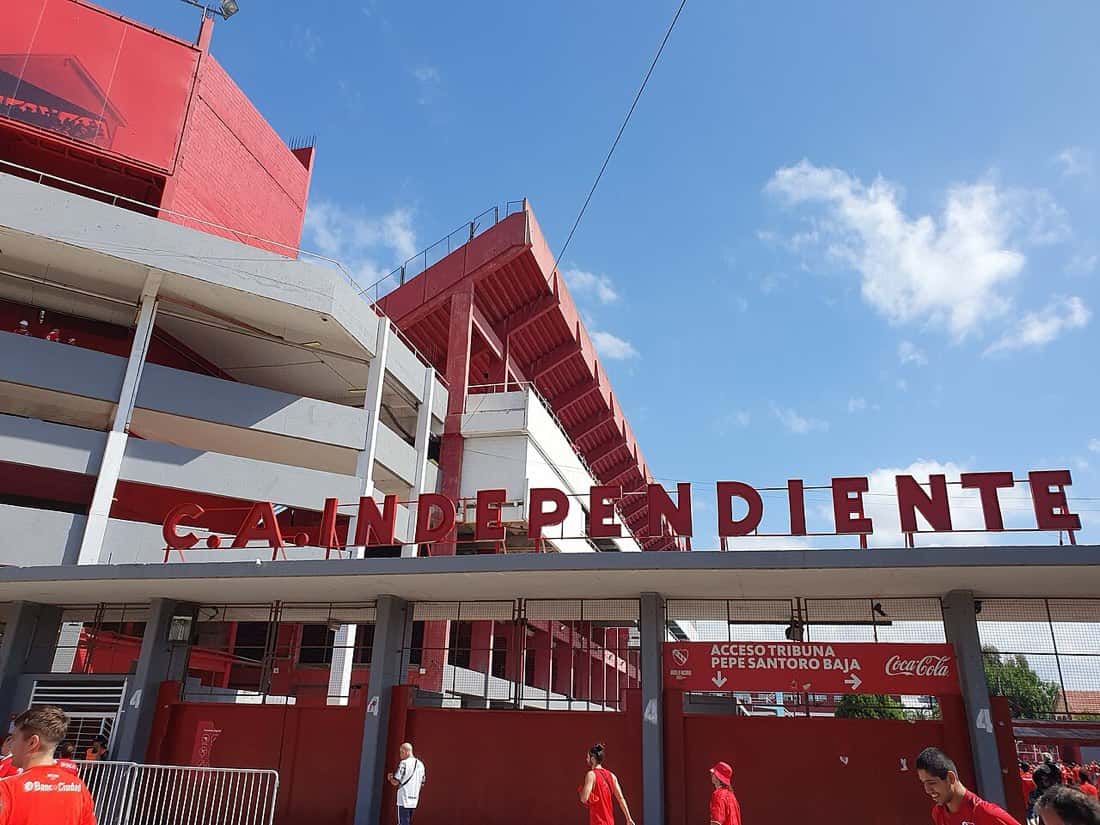 El acceso a una tribuna del estadio Libertadores de América-Ricardo Enrique Bochini, de Independiente, con el cartel «C.A. Independiente» en letras rojas; foto de archivo (foto: Leandogo, Wikimedia Commons, licencia CC BY-SA 4.0)