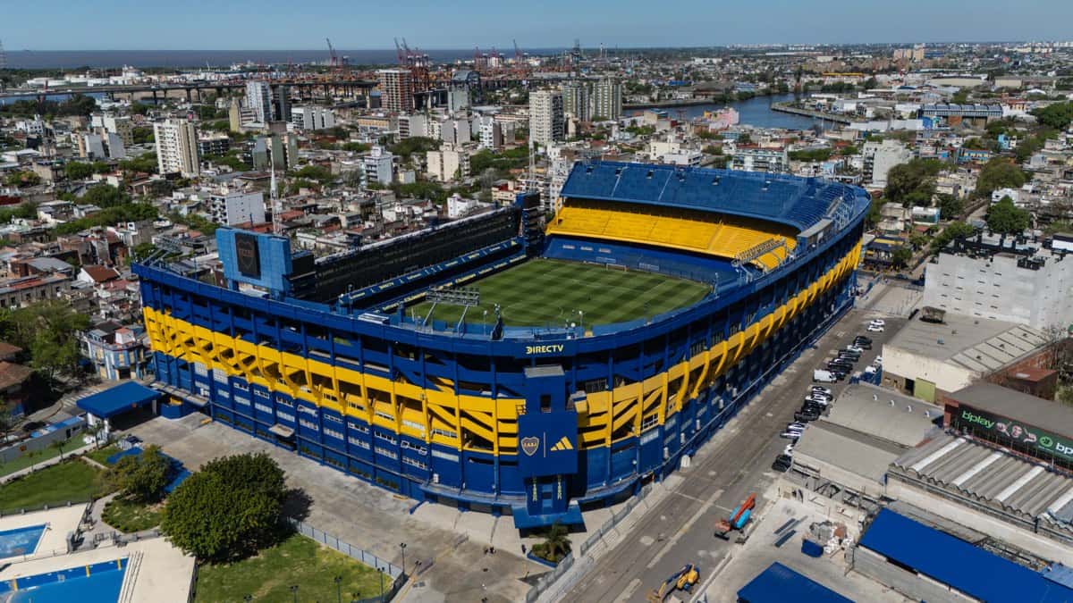 Vista aérea de la Bombonera, el estadio de Boca, con sus tribunas azules y amarillas en el barrio de La Boca; foto de archivo de octubre de 2025 (foto: ProtoplasmaKid, Wikimedia Commons, licencia CC BY-SA 4.0)