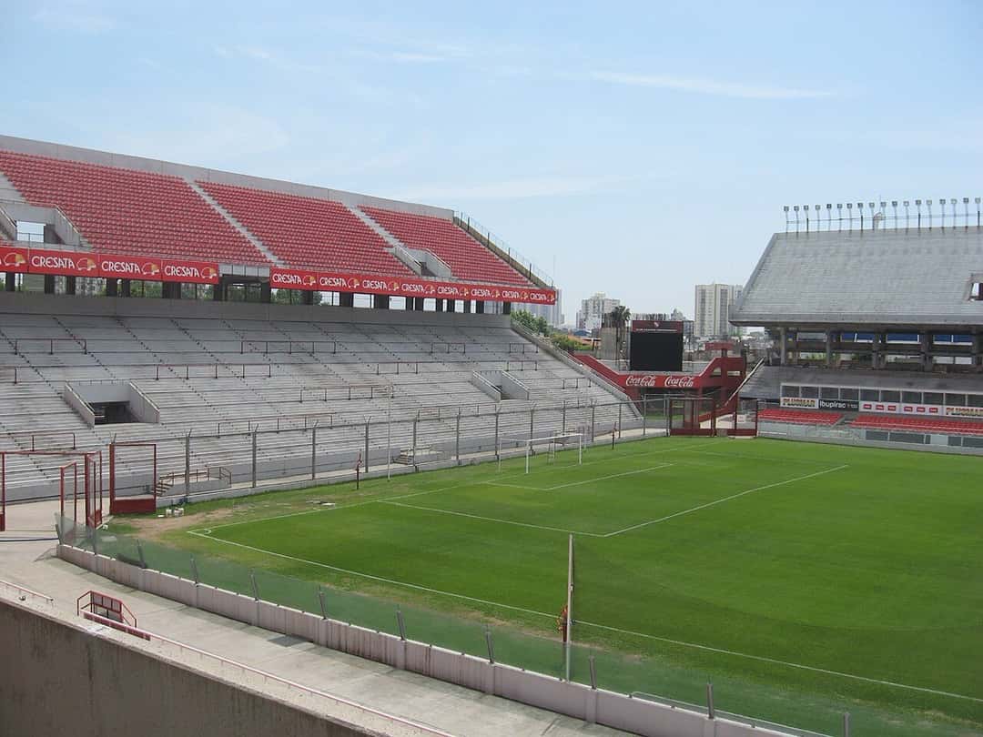 La cancha y las tribunas del estadio Libertadores de América, de Independiente, vistas desde un palco; foto de archivo de 2012 (foto: Jmmuguerza, Wikimedia Commons, licencia CC BY-SA 4.0)