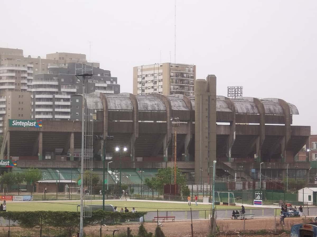 El estadio Arquitecto Ricardo Etcheverry, de Ferro, con su platea de hormigón y techo curvo, visto desde el puente sobre las vías del tren en Caballito; foto de archivo de 2011 (foto: Dario Alpern, Wikimedia Commons, licencia CC BY-SA 3.0)