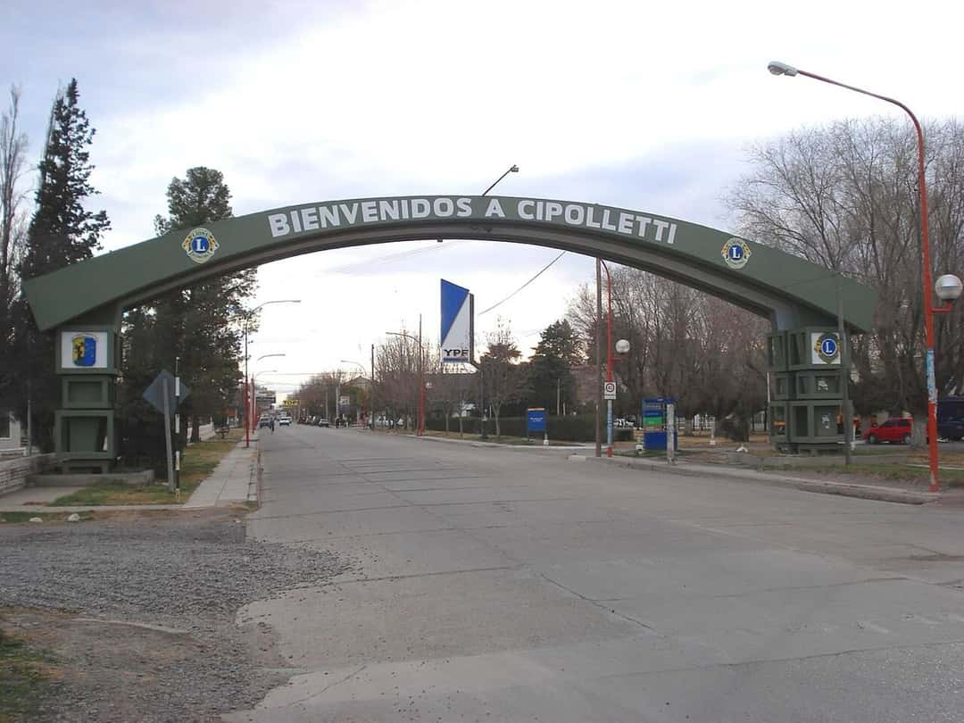 El arco de bienvenida a la ciudad de Cipolletti, en Río Negro, sobre una avenida de entrada; foto de archivo de 2009 (foto: Arcibel, Wikimedia Commons, licencia CC BY-SA 3.0)