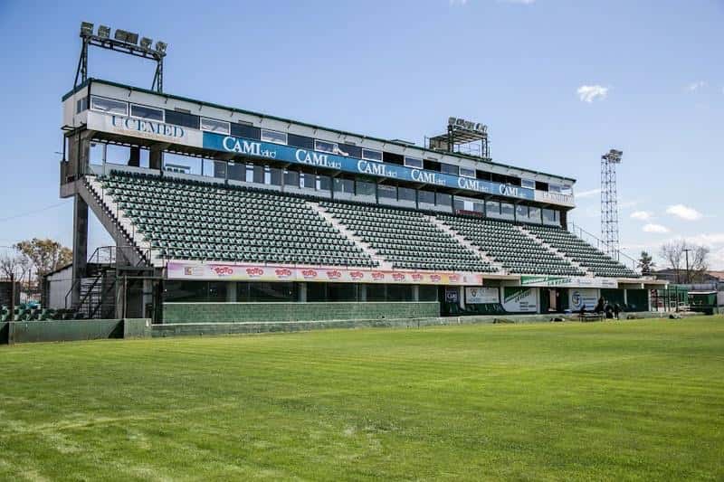 La platea del estadio de Sportivo Belgrano, en San Francisco (Córdoba), con butacas verdes y el campo de juego vacío; foto de archivo de 2019 (foto: Ignaciocolo, Wikimedia Commons, licencia CC BY-SA 4.0)