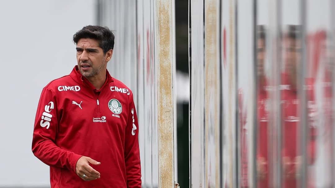 Abel Ferreira, entrenador de Palmeiras, con la campera roja de entrenamiento del club, camina durante una práctica en la Academia de Fútbol; foto de archivo de octubre de 2026 (foto: Cesar Greco / Palmeiras)