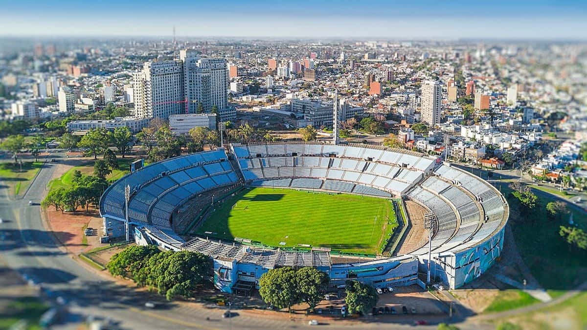 Vista aérea del Estadio Centenario de Montevideo, con la cancha verde, las tribunas celestes y la Torre de los Homenajes; foto de archivo de 2017 (foto: Marcelo Campi, Wikimedia Commons, licencia CC BY-SA 2.0)