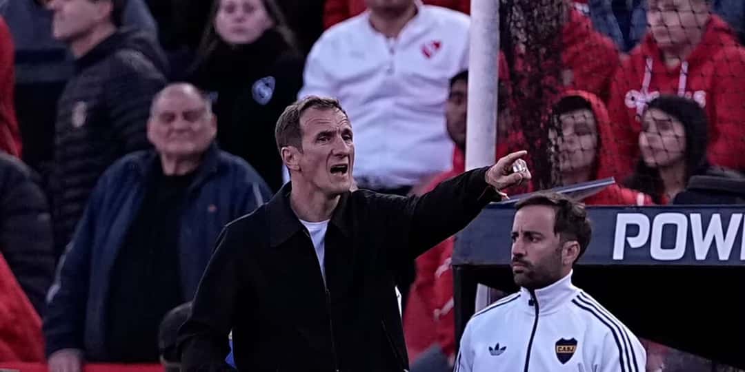 Rodolfo Arruabarrena, entrenador de Boca, con campera negra, da indicaciones con el brazo extendido al costado de la cancha, con hinchas de Independiente detrás; foto de archivo del 25 de octubre de 2026 (foto: prensa Boca Juniors)