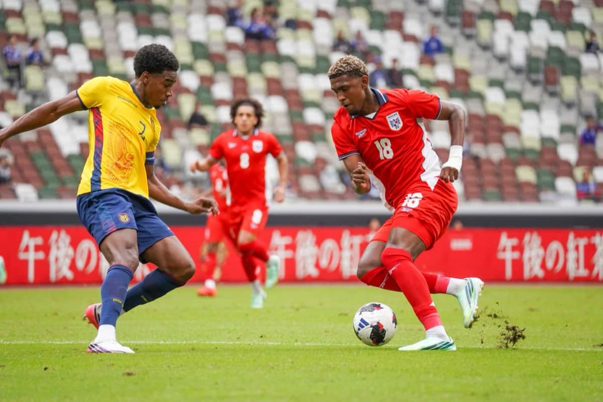 Josué Vergara, de Panamá, con la camiseta 18, encara a un defensor de Ecuador en el Estadio Nacional de Tokio, en el partido por el tercer puesto de la Copa Kirin (foto: Federación Panameña de Fútbol)