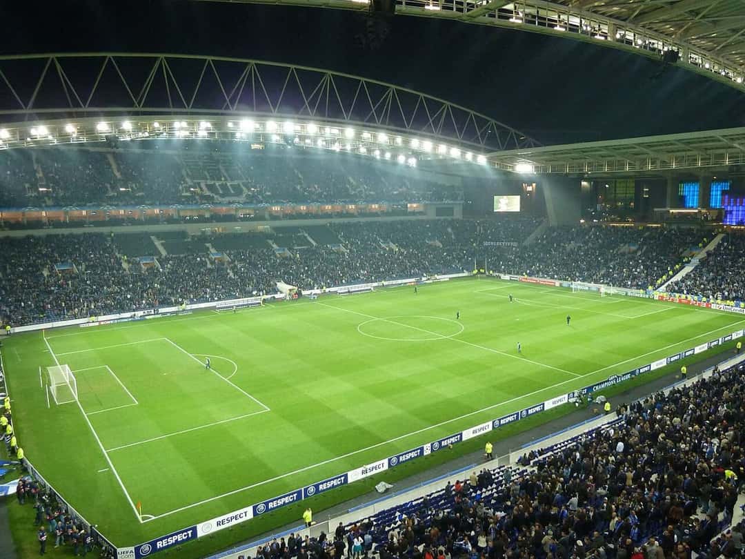 El estadio do Dragão, del Porto, iluminado de noche y con las tribunas llenas durante un partido de Champions; foto de archivo de 2011 (foto: Edgar Jiménez, Wikimedia Commons, licencia CC BY-SA 2.0)
