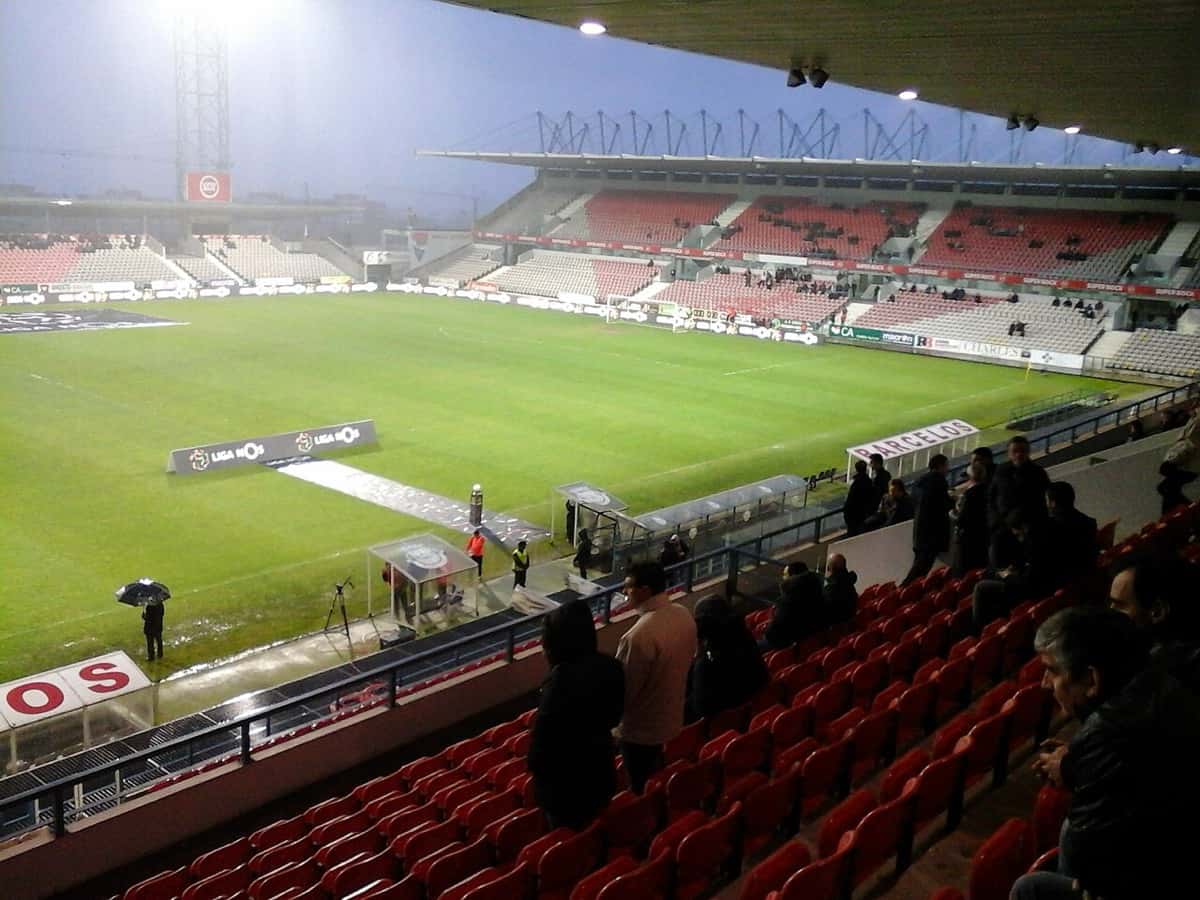 El estadio Cidade de Barcelos, cancha del Gil Vicente, iluminado de noche con las butacas rojas y la cancha verde; foto de archivo de 2015 (foto: JP Ribeiro, Wikimedia Commons, licencia CC BY-SA 4.0)