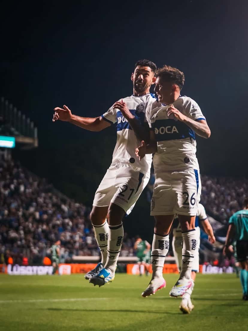 Dos jugadores de Gimnasia saltan y se abrazan para festejar un gol ante Sarmiento en el estadio Juan Carmelo Zerillo (foto: prensa Gimnasia y Esgrima La Plata)