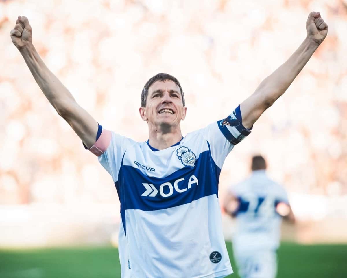 Ignacio Fernández, capitán de Gimnasia, levanta los brazos para festejar en el partido con Sarmiento en el Bosque (foto: prensa Liga Profesional de Fútbol)