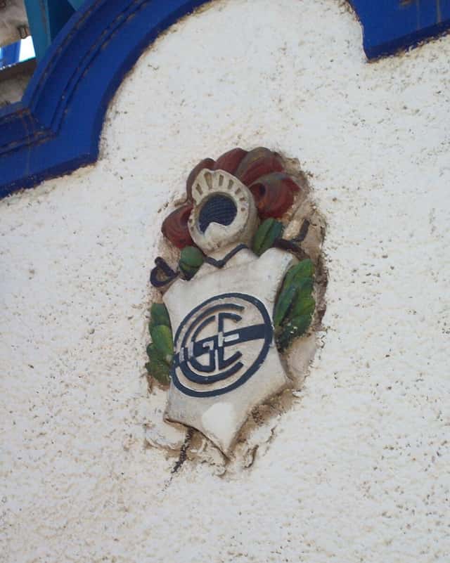 El escudo de Gimnasia y Esgrima La Plata en relieve sobre una pared del estadio Juan Carmelo Zerillo; foto de archivo de 2011 (foto: Sergio Panei Pitrau, Wikimedia Commons, licencia CC BY 3.0)