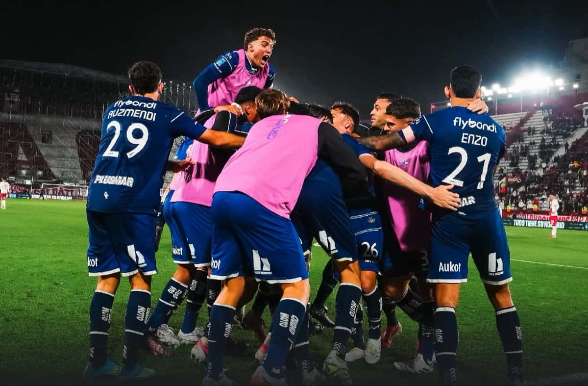 Jugadores de Gimnasia, con camiseta azul y pecheras rosas los suplentes, se abrazan y saltan para festejar un gol; foto de archivo de octubre de 2026 (foto: prensa Gimnasia y Esgrima La Plata)