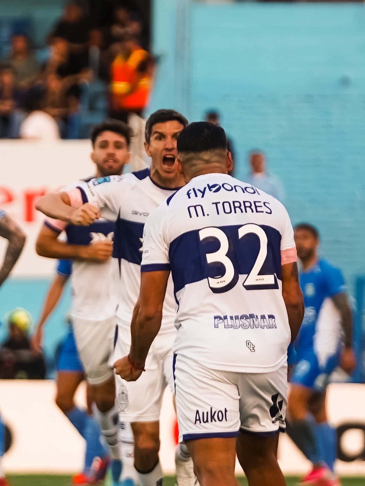 Marcelo Torres, de espaldas con la camiseta blanca de Gimnasia y el número 32, festeja un gol con sus compañeros en Río Cuarto el viernes 30 de octubre (foto: prensa Liga Profesional de Fútbol)