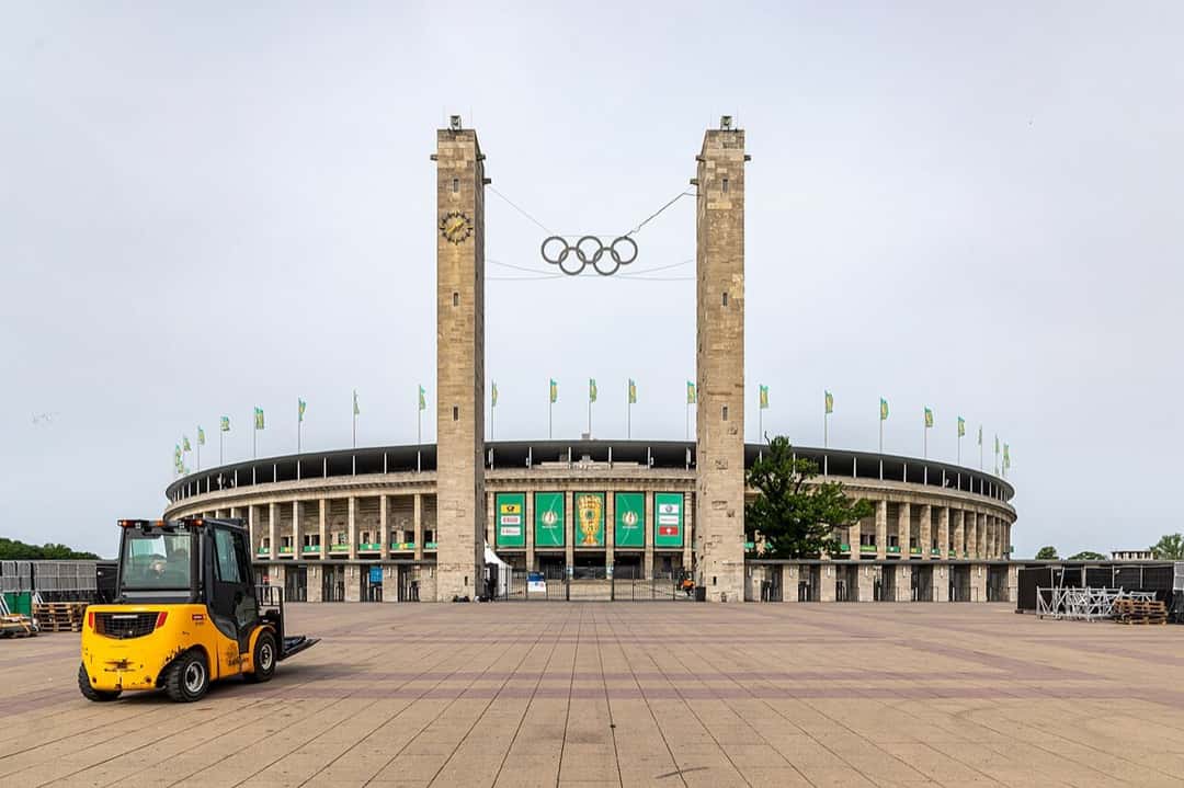El Olympiastadion de Berlín visto desde la explanada, con sus dos torres de acceso y los anillos olímpicos (foto de archivo: Dietmar Rabich, Wikimedia Commons, CC BY-SA 4.0)
