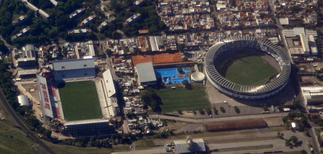 Vista aérea de los estadios de Avellaneda: a la izquierda, el de Independiente en plena reconstrucción, y a la derecha, el de Racing, separados por pocas cuadras; foto de archivo de enero de 2009 (foto: Roger Schultz, Wikimedia Commons, licencia CC BY 2.0)