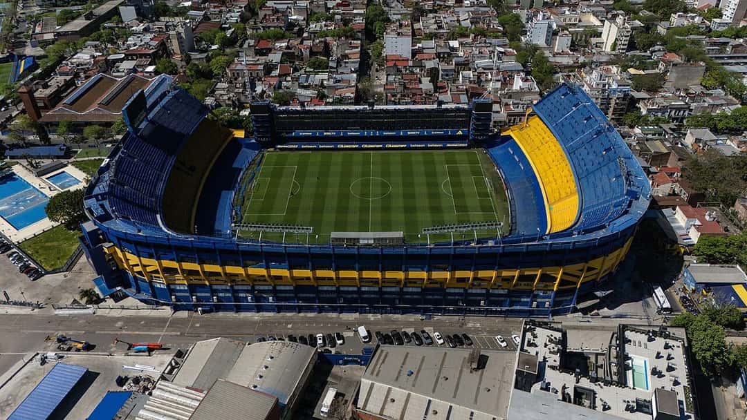 Vista aérea de la Bombonera, el estadio de Boca, con las tribunas azules y amarillas y la cancha, rodeada por las casas de La Boca; foto de archivo de octubre de 2025 (foto: ProtoplasmaKid, Wikimedia Commons, licencia CC BY-SA 4.0)