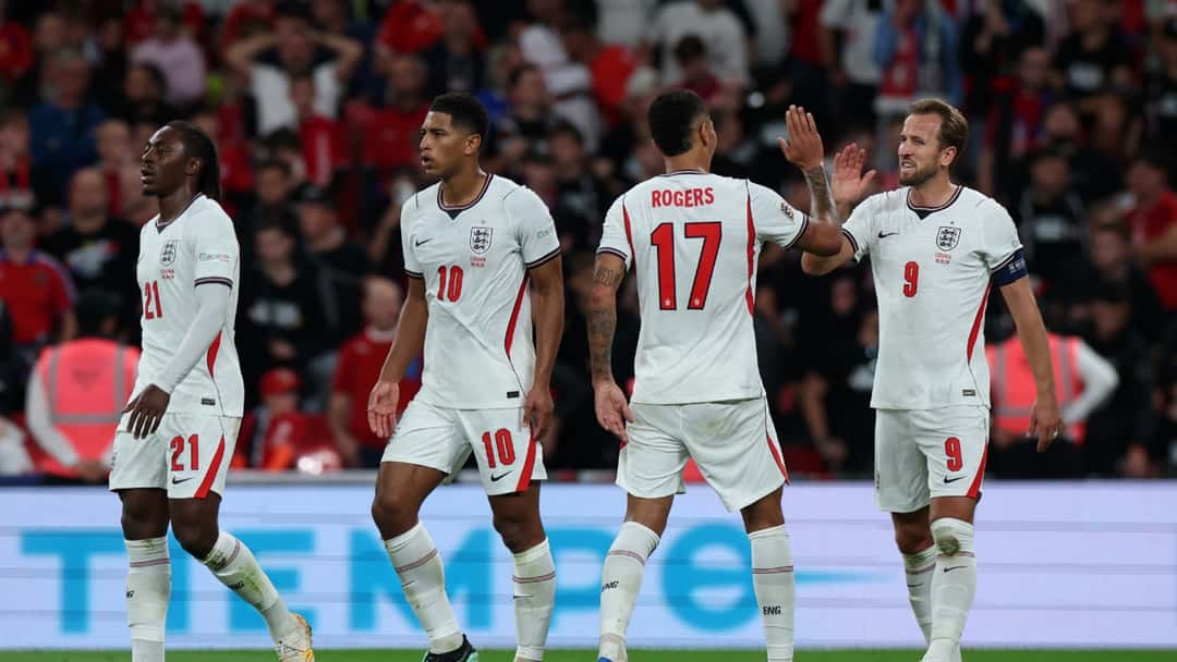 Morgan Rogers, con la camiseta 17, choca la mano con Harry Kane mientras Jude Bellingham y otro compañero caminan a su lado, durante el partido de Inglaterra ante Chequia en Wembley (foto: prensa oficial de la federación inglesa)