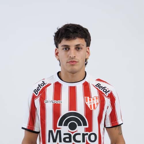 Jeremías Lázaro posa con la camiseta titular de Instituto en la foto oficial del plantel 2026, foto de archivo (foto: prensa Instituto)