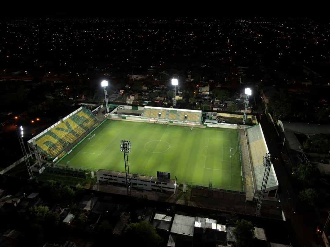 Vista aérea nocturna del estadio Norberto Tomaghello de Defensa y Justicia, en Florencio Varela, con las luces encendidas (foto: Ignacio Her11, Wikimedia Commons, licencia CC BY-SA 4.0)