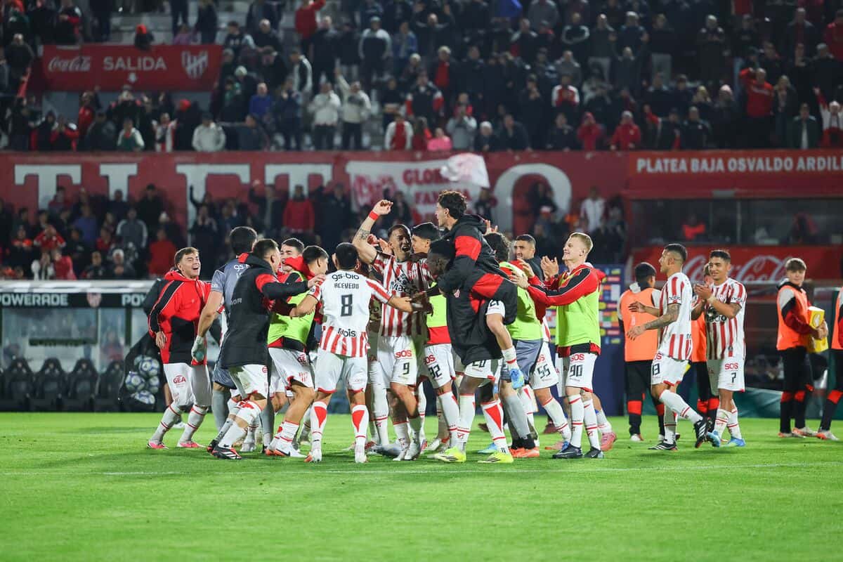 Los jugadores de Instituto, con la camiseta rojiblanca, festejan en el campo del estadio de Alta Córdoba junto al cuerpo técnico; foto de archivo de agosto de 2026 (foto: prensa oficial de Instituto)