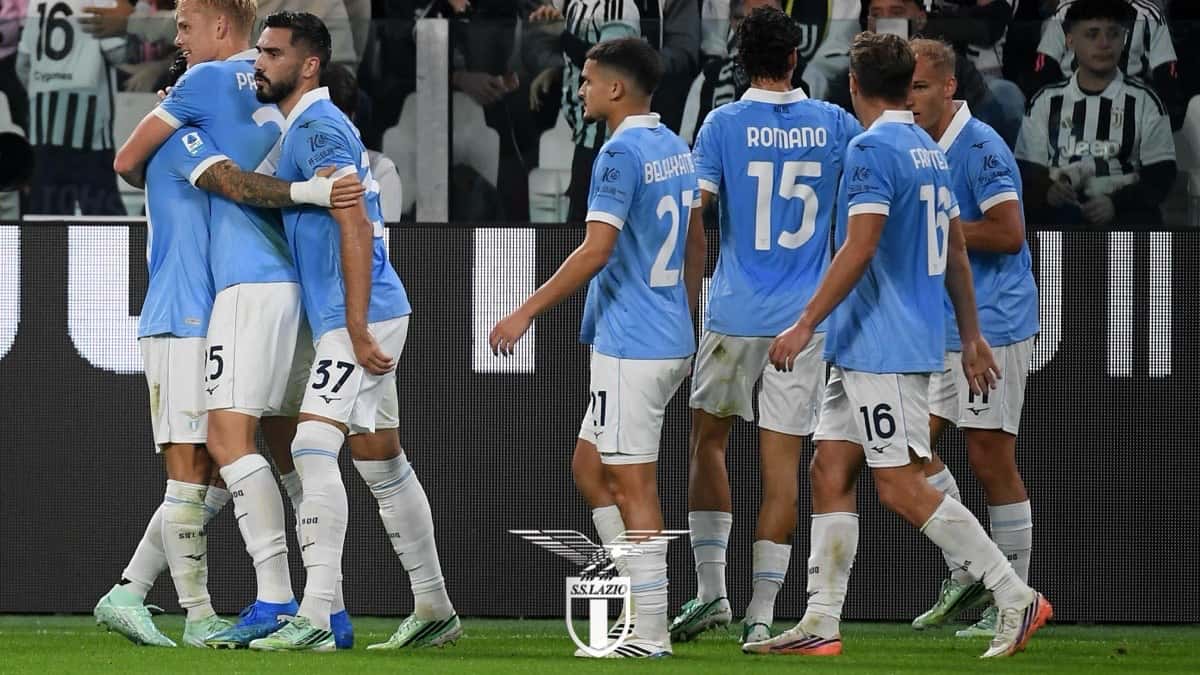 Jugadores de la Lazio, con la camiseta celeste, se abrazan para festejar un gol ante la Juventus en el Allianz Stadium de Turín (foto: prensa S.S. Lazio)